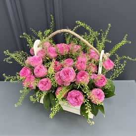 Композиция из кустовых пионовидных роз  в деревянном ящике