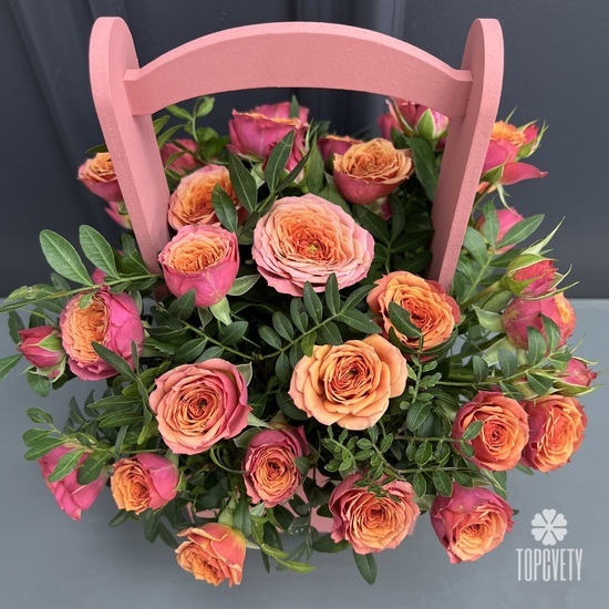 Композиция из 11 кустовых роз в деревянном ящике