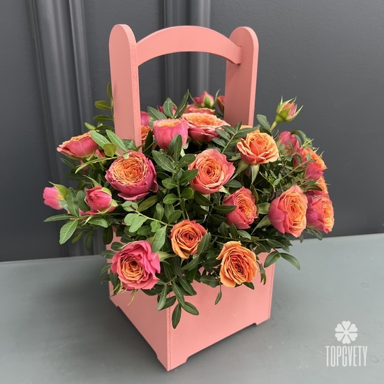 Композиция из 11 кустовых роз в деревянном ящике