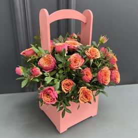 Композиция из 11 кустовых роз в деревянном ящике