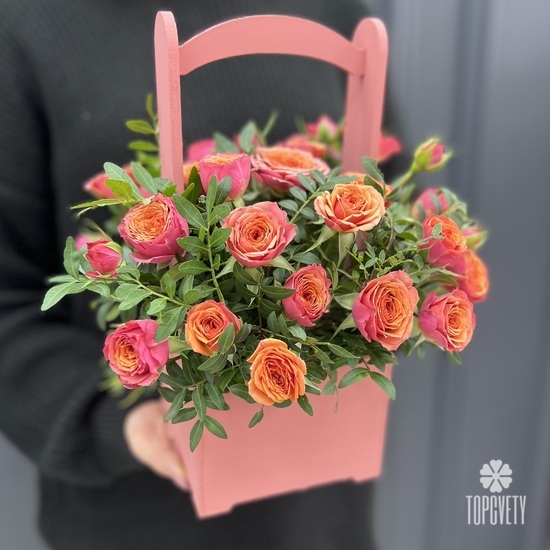 Композиция из 11 кустовых роз в деревянном ящике