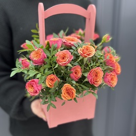 Композиция из 11 кустовых роз в деревянном ящике