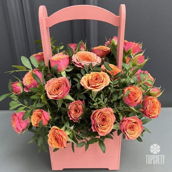 Композиция из 11 кустовых роз в деревянном ящике