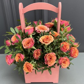 Композиция из 11 кустовых роз в деревянном ящике