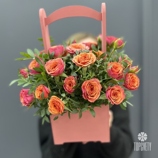 Композиция из 11 кустовых роз в деревянном ящике