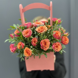 Композиция из 11 кустовых роз в деревянном ящике