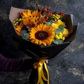 Букет из подсолнухов и роз 