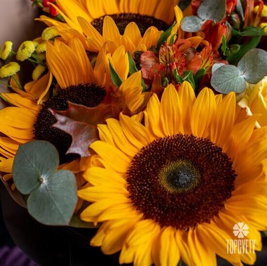 Букет из подсолнухов и роз 
