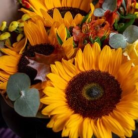 Букет из подсолнухов и роз 