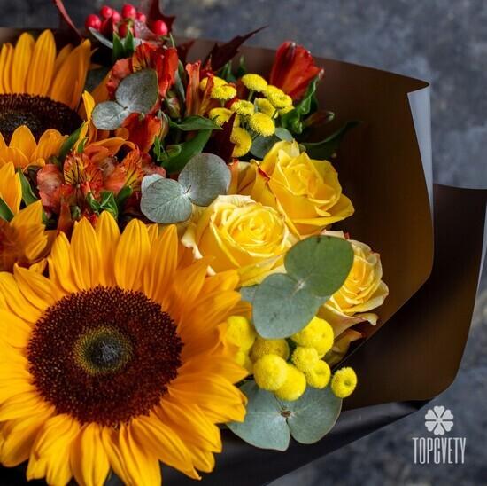 Букет из подсолнухов и роз 