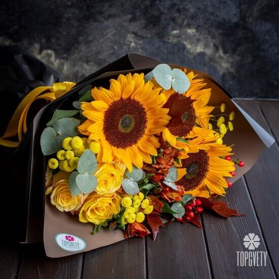 Букет из подсолнухов и роз 