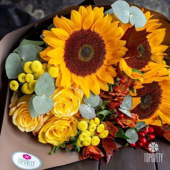 Букет из подсолнухов и роз 