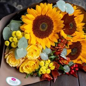 Букет из подсолнухов и роз 