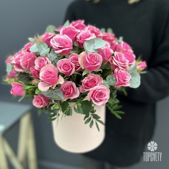 Букет из 15 кустовых роз Кения в шляпной коробке