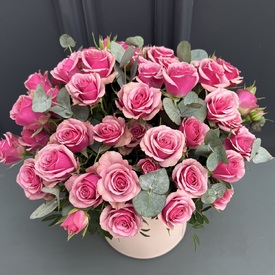 Букет из 15 кустовых роз Кения в шляпной коробке