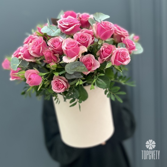 Букет из 15 кустовых роз Кения в шляпной коробке