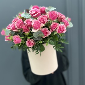 Букет из 15 кустовых роз Кения в шляпной коробке