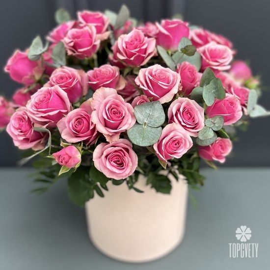 Букет из 15 кустовых роз Кения в шляпной коробке