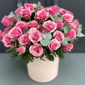 Букет из 15 кустовых роз Кения в шляпной коробке