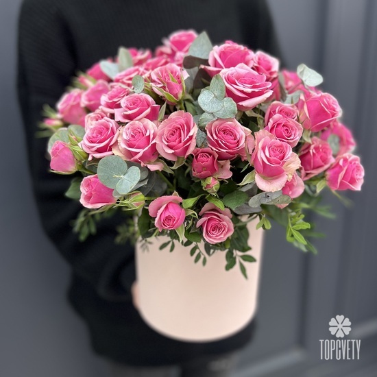 Букет из 15 кустовых роз Кения в шляпной коробке