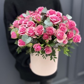 Букет из 15 кустовых роз Кения в шляпной коробке