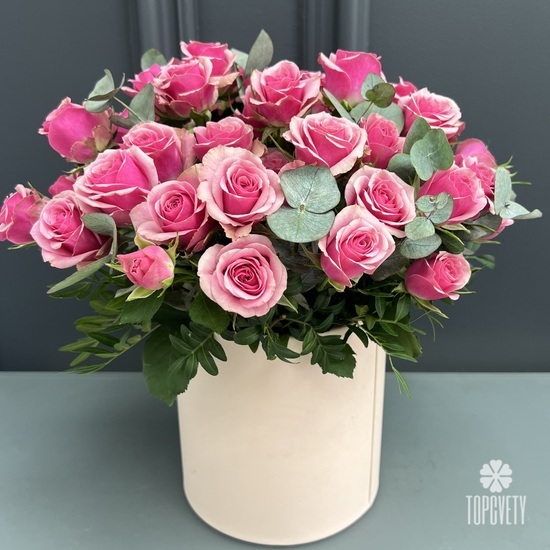 Букет из 15 кустовых роз Кения в шляпной коробке