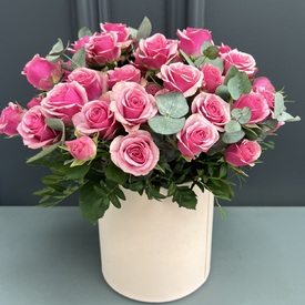 Букет из 15 кустовых роз Кения в шляпной коробке