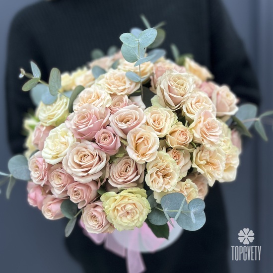 Букет из 17 кустовых роз в шляпной коробке