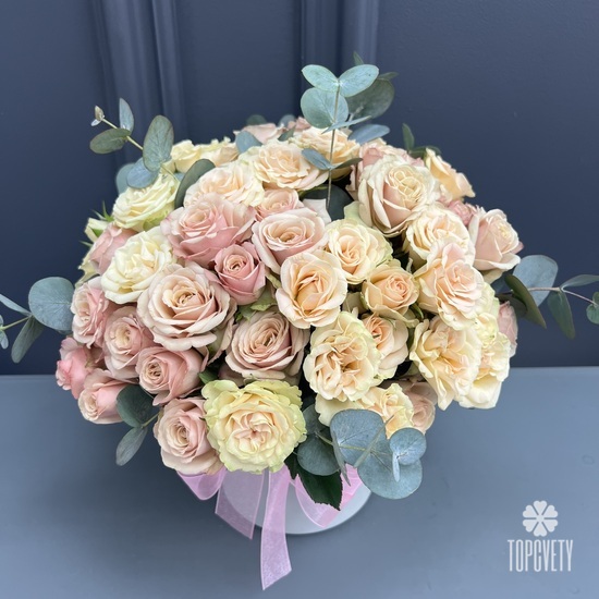 Букет из 17 кустовых роз в шляпной коробке