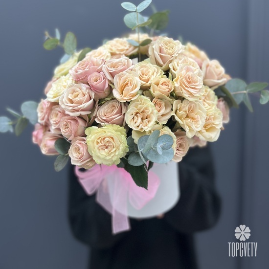 Букет из 17 кустовых роз в шляпной коробке