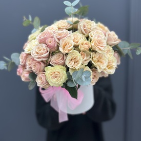 Букет из 17 кустовых роз в шляпной коробке