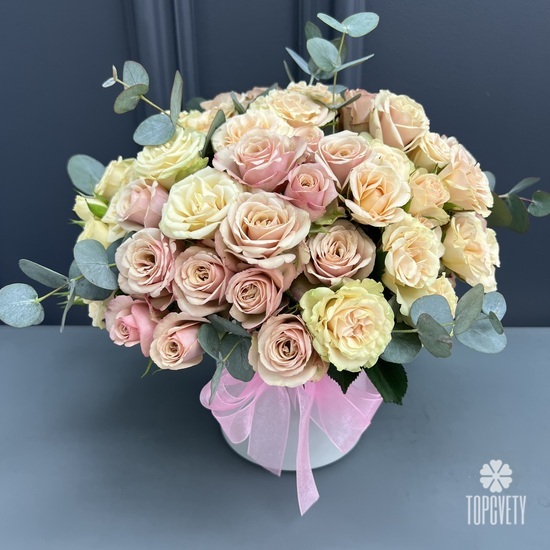 Букет из 17 кустовых роз в шляпной коробке