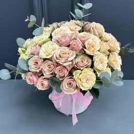 Букет из 17 кустовых роз в шляпной коробке