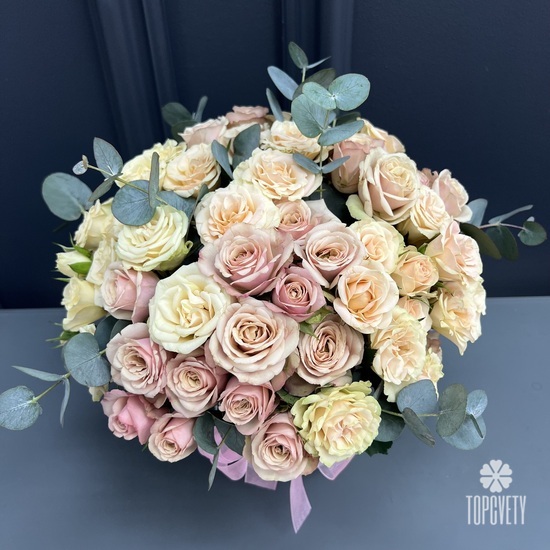 Букет из 17 кустовых роз в шляпной коробке