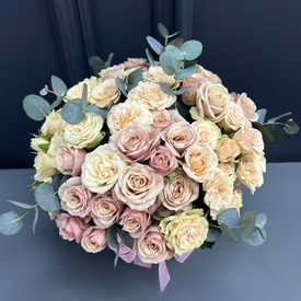 Букет из 17 кустовых роз в шляпной коробке