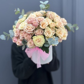 Букет из 17 кустовых роз в шляпной коробке