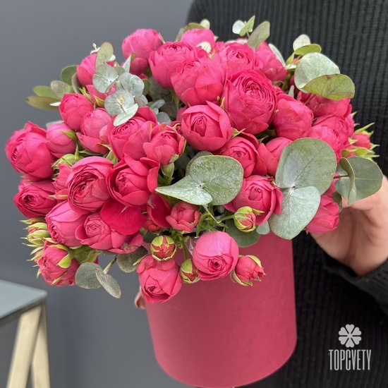 Композиция из 17 пионовидных кустовых роз в шляпной коробке