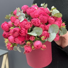 Композиция из 17 пионовидных кустовых роз в шляпной коробке