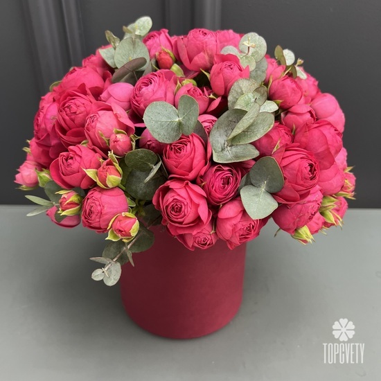 Композиция из 17 пионовидных кустовых роз в шляпной коробке
