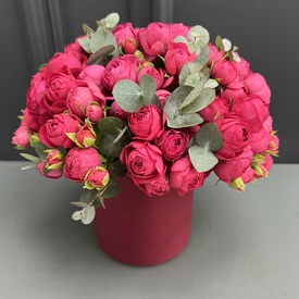 Композиция из 17 пионовидных кустовых роз в шляпной коробке