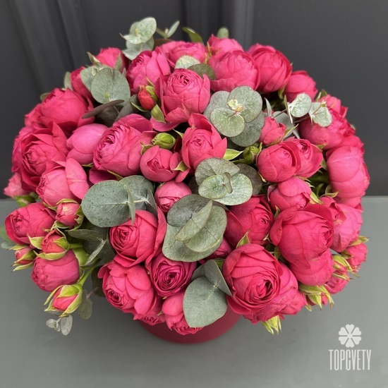 Композиция из 17 пионовидных кустовых роз в шляпной коробке