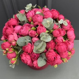 Композиция из 17 пионовидных кустовых роз в шляпной коробке