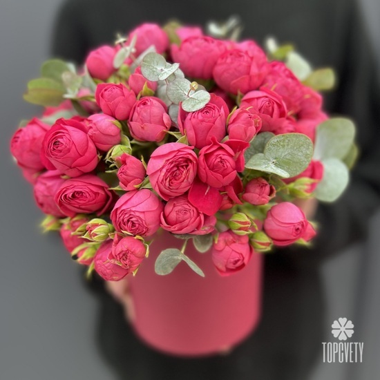 Композиция из 17 пионовидных кустовых роз в шляпной коробке