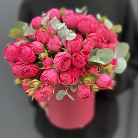 Композиция из 17 пионовидных кустовых роз в шляпной коробке