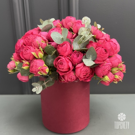 Композиция из 17 пионовидных кустовых роз в шляпной коробке