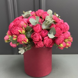 Композиция из 17 пионовидных кустовых роз в шляпной коробке