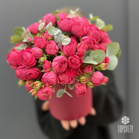 Композиция из 17 пионовидных кустовых роз в шляпной коробке