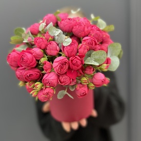 Композиция из 17 пионовидных кустовых роз в шляпной коробке