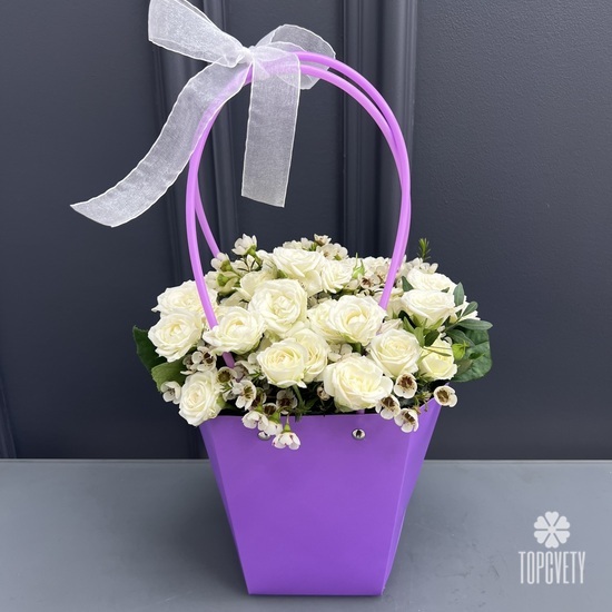 Композиция из 11 белых кустовых роз в сумочке из крафта