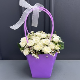 Композиция из 11 белых кустовых роз в сумочке из крафта